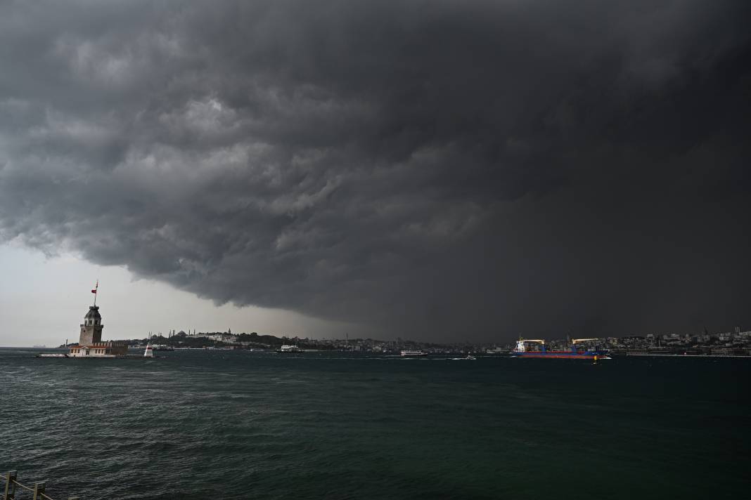 İstanbul'da sağanak hayatı felç etti! Araçlar sular altında kaldı 3